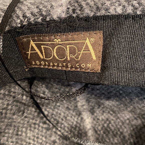 Adorable winter hat - Picture 3 of 6